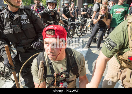 Seattle, WA, USA. 18 August, 2018. Ein pro Waffe Unterstützer, der von einem unbekannten Objekt wo pro Gewehr und Pistole Unterstützer, denen sie verletzt. Credit: Maria S./Alamy Leben Nachrichten. Stockfoto