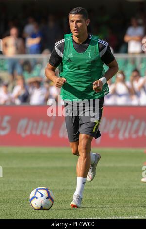 Verona, Italien. 18 Aug, 2018. firo: 18.08.2018, Fussball, International, Serie A, Saison 2018/2019, AC Chievo Verona - Juventus Cristiano Ronaldo, Juventus, Aufwärmen | Verwendung der weltweiten Kredit: dpa/Alamy leben Nachrichten Stockfoto