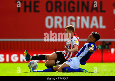 London, Großbritannien. 19 Aug, 2018. Nur die redaktionelle Nutzung, eine Lizenz für die gewerbliche Nutzung erforderlich. Keine Verwendung in Wetten, Spiele oder einer einzelnen Verein/Liga/player Publikationen. Lewis Macleod von Brentford (L) in Angriff genommen wird von Joey Pelupessy von Sheffield Wednesday (R). EFL Skybet championship Match, Brentford v Sheffield Mittwoch bei Griffin Park Stadium in London am Sonntag, den 19. August 2018. Dieses Bild dürfen nur für redaktionelle Zwecke verwendet werden. Nur die redaktionelle Nutzung, eine Lizenz für die gewerbliche Nutzung erforderlich. Keine Verwendung in Wetten, Spiele oder einer einzelnen Verein/Liga/player Publikationen. pic von Steffan Bowen/Andrew Orchard Sport photograp Stockfoto