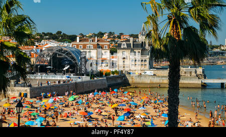 Cascais, Portugal, 19. August 2018: Zwischen dem 17. und 26, 2018, Praia do Ribeiro in Cascais ist Hosting die Festa do Mar Musik Festival Festival, mit berühmten portugiesischen Musiker, sowie brasilianische und afrikanische. Das Festival ist zu erwarten 500.000 Zuschauer für eine lebhafte Atmosphäre mit Food Trucks und Aktivitäten für alle Altersgruppen an. Am letzten Tag, Organisatoren haben ein Feuerwerk mit Blick auf die Bucht von Cascais Credit: Alexandre Rotenberg/Alamy Live News geplant Stockfoto