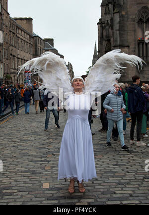 Edinburgh, Schottland, Großbritannien, 19. August 2018. Edinburgh Fringe impromtu Aussehen auf Royal Mile von 'Angelbird', Elizabeth Yochim, Tänzerin, Teil Vogel, Teil Frau, Mensch. Um die Welt reisen, Durchführung, Anstiftung zu Gesprächen über Freiheit und Träume. Die Leute, die fliegen. Stockfoto