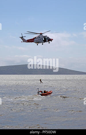 Weston-super-Mare, Großbritannien. 19 August, 2018. Ein rettungsboot und eine Küstenwache hubschrauberbergung Techniken bei der jährlichen RNLI Tag der offenen Tür demonstrieren. Credit: Keith Ramsey/Alamy leben Nachrichten Stockfoto