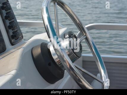 Pontoon Boot Lenkrad Stockfoto