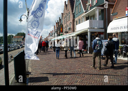 Das Einkaufsviertel entlang Volendam Harbour Front, Niederlande Stockfoto