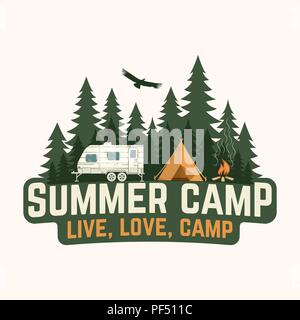 Sommer Camp. Vector Illustration. Konzept für Hemd oder Logo, Print, Stempel oder T-Stück. Vintage Typografie Design mit rv Trailer, camping Zelt und Wald Silhouette. Stock Vektor