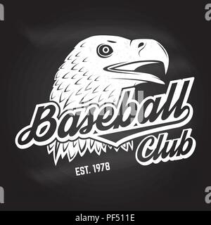 Baseball club Abzeichen auf dem Schwarzen Brett. Vector Illustration. Konzept für Hemd oder Logo, Print, Stempel oder T-Stück. Vintage Typografie Design mit Golden Eagle und Baseball club text Silhouette. Stock Vektor