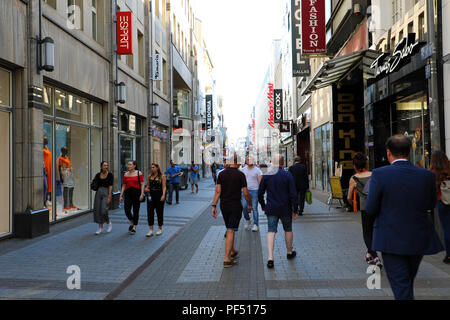 Köln, Deutschland - 31. MAI 2018: Einkaufsstraße Hohe Straße mit Walking Menschen. Hohe Straße und Schilder Gasse sind Einkaufsstraße in der Altstadt Stockfoto