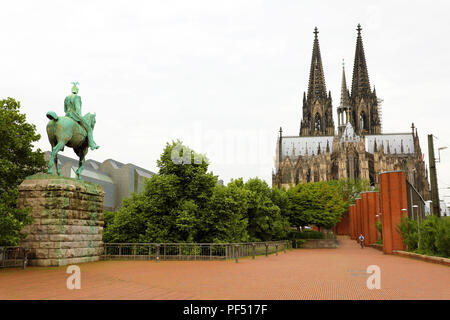 Ansicht der Rückseite des Reiterstandbild von Kaiser Wilhelm II. mit dem Kölner Dom im Hintergrund, Deutschland Stockfoto