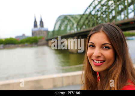 Lächelnd städtischen Mädchen mit dem Kölner Dom und Brücke auf dem Hintergrund, in Deutschland, in Europa Stockfoto