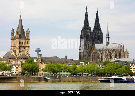 Kölner Dom und St. Martin Kirche am Rhein, Köln, Deutschland Stockfoto