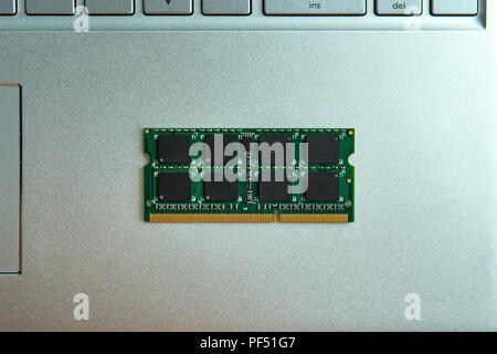 Speichermodule für Laptop aufrüsten. DDR3 SODIMM RAM Memory Card Modul in schwarzer Laptop closeup. ultrabook Stockfoto