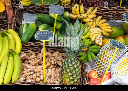 Ingwer und tropische Früchte zum Verkauf auf einem Markt in London Stockfoto