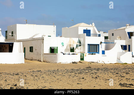 Die typischen weißen Strand Häuser in Caleta de Famara, Lanzarote, Spanien Stockfoto