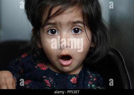 Baby Mädchen mit einem überraschten Ausdruck äußerster Bestürzung auf ihrem Gesicht Stockfoto