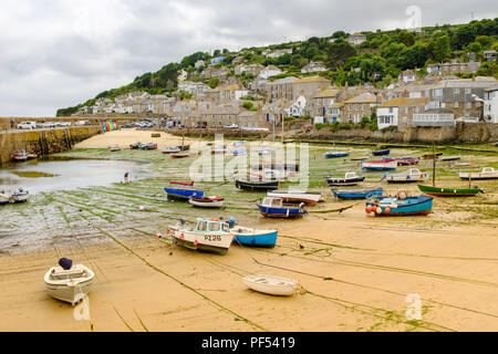 MOUSEHOLE, ENGLAND - Juni 20: Fischerboote bei Ebbe innerhalb von Mousehole Harbour, Cornwall. In Fowey, Cornwall, England. Juni 2018 20. Stockfoto