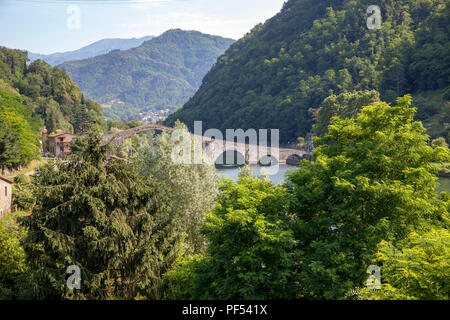 Die ungeraden Fünf-gewölbte Brücke von Borgo a Mozzano (Toskana, Italien) auf dem Fluss Serchio gebaut. Stockfoto