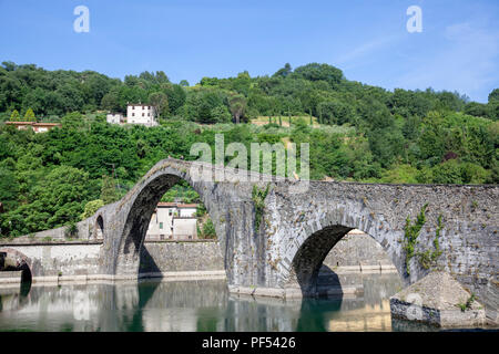 Die ungeraden Fünf-gewölbte Brücke von Borgo a Mozzano (Toskana, Italien) auf dem Fluss Serchio gebaut. Stockfoto