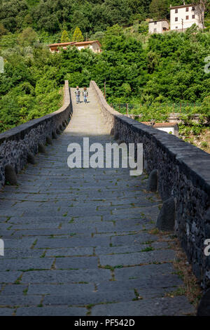 An der Spitze der größten Bogen der Ponte della Maddalena, eine ungerade Fünf-gewölbte Brücke, im Borgo a Mozzano (Toskana, Italien). Stockfoto