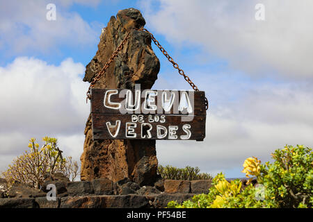 Lanzarote, Kanarische Inseln. Der Eingang in eine touristische Attraktion, eine Höhle "Cueva de los Verdes". Stockfoto