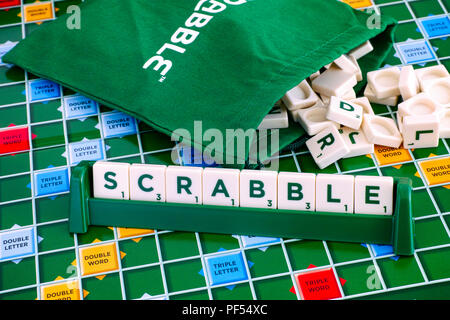 Tambow, Russische Föderation - Mai 02, 2018 Scrabble Board Game. Wort Scrabble Letter in den Fliesen fliesen Rack auf Spielbrett mit Tunnelzug schreiben Stockfoto