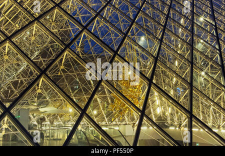 PARIS, Frankreich, 27. JULI 2018: in der Nähe der Louvre Glasdach mit Innen beleuchtet. Stockfoto