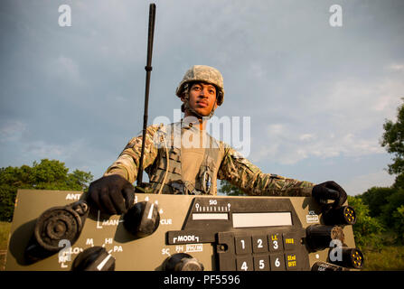 Kommunikation lane Trainer für den Betrieb Blue Shield, U.S. Army Reserve Sgt. Kristopher Barnes der 221St Ordnance Company aus Wayne, Indiana zugeordnet, Haltungen mit einer Ausbildung an der Schulungsveranstaltung auf Fort McCoy, Wisconsin, Aug 9, 2018. U.S. Army Reserve MPs waren auf McCoy, Honen basic Soldatentum und MP-spezifische Fähigkeiten wie Inhaftierung Operationen und zur Bekämpfung der Unterstützung im laufenden Betrieb blaues Schild. (U.S. Armee finden Foto: Staff Sgt. Jesse Untalan) Stockfoto