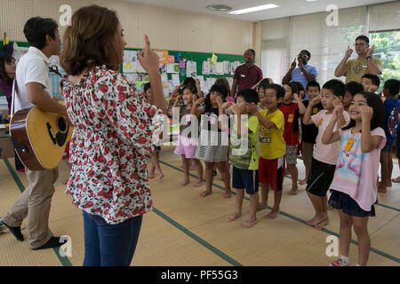 Cpl. Melissa Perez, eine Versorgung administration Sekretärin bekämpfen Logistik Bataillon 31, 31 Marine Expeditionary Unit, spielt ein Spiel mit einheimischen Kindern an Namisato Community Center, Okinawa, Japan, August 9, 2018. Community Relations Veranstaltungen geben 31. MEU Marines eine Gelegenheit, um die Beziehungen zu den Nachbarn aufzubauen und einen Beitrag zu den Gemeinschaften um Marine Corps Installationen. (U.S. Marine Corps Foto von Lance Cpl. Amy Phan/Freigegeben) Stockfoto