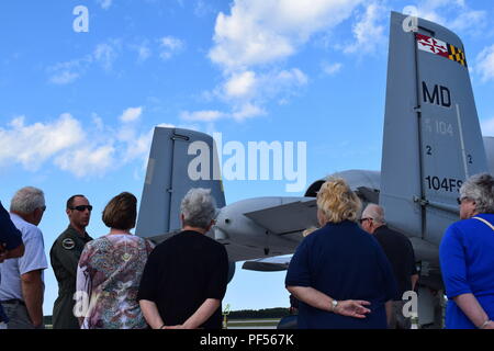 Lokale Gemeinschaftsführer besucht Alpena Combat Readiness Training Center, Alpena, Michigan, am 10.08.2018, als Teil einer speziellen "Community Day"-Tour und Ausrichtung, die die Fähigkeit der Besuch in Einheiten von Alpena CRTC für übung Northern Strike 18 präsentiert. Die Ausrichtung auch artikuliert Northern Strike 18 kritische Rolle bei der Sicherstellung der Bereitschaft der Gemeinsamen und Koalition militärische Organisationen in einer realistischen, gemeinsame - Feuer Schulungsumgebung. Northern Strike18 ist ein National Guard Bureau - geförderte Übung vereint Service Mitglieder aus vielen Staaten, mehrere Service Niederlassungen eine Stockfoto