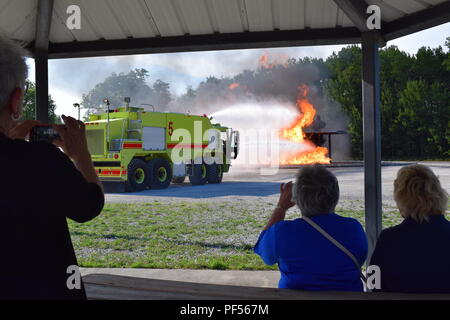 Lokale Gemeinschaftsführer besucht Alpena Combat Readiness Training Center, Alpena, Michigan, am 10.08.2018, als Teil einer speziellen "Community Day"-Tour und Ausrichtung, die die Fähigkeit der Besuch in Einheiten von Alpena CRTC für übung Northern Strike 18 präsentiert. Die Ausrichtung auch artikuliert Northern Strike 18 kritische Rolle bei der Sicherstellung der Bereitschaft der Gemeinsamen und Koalition militärische Organisationen in einer realistischen, gemeinsame - Feuer Schulungsumgebung. Northern Strike18 ist ein National Guard Bureau - geförderte Übung vereint Service Mitglieder aus vielen Staaten, mehrere Service Niederlassungen eine Stockfoto