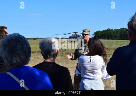 Lokale Gemeinschaftsführer besucht Alpena Combat Readiness Training Center, Alpena, Michigan, am 10.08.2018, als Teil einer speziellen "Community Day"-Tour und Ausrichtung, die die Fähigkeit der Besuch in Einheiten von Alpena CRTC für übung Northern Strike 18 präsentiert. Die Ausrichtung auch artikuliert Northern Strike 18 kritische Rolle bei der Sicherstellung der Bereitschaft der Gemeinsamen und Koalition militärische Organisationen in einer realistischen, gemeinsame - Feuer Schulungsumgebung. Northern Strike18 ist ein National Guard Bureau - geförderte Übung vereint Service Mitglieder aus vielen Staaten, mehrere Service Niederlassungen eine Stockfoto