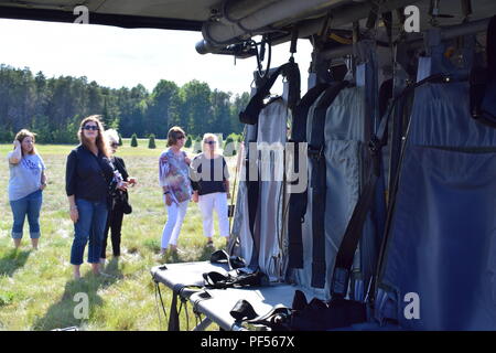 Lokale Gemeinschaftsführer besucht Alpena Combat Readiness Training Center, Alpena, Michigan, am 10.08.2018, als Teil einer speziellen "Community Day"-Tour und Ausrichtung, die die Fähigkeit der Besuch in Einheiten von Alpena CRTC für übung Northern Strike 18 präsentiert. Die Ausrichtung auch artikuliert Northern Strike 18 kritische Rolle bei der Sicherstellung der Bereitschaft der Gemeinsamen und Koalition militärische Organisationen in einer realistischen, gemeinsame - Feuer Schulungsumgebung. Northern Strike18 ist ein National Guard Bureau - geförderte Übung vereint Service Mitglieder aus vielen Staaten, mehrere Service Niederlassungen eine Stockfoto