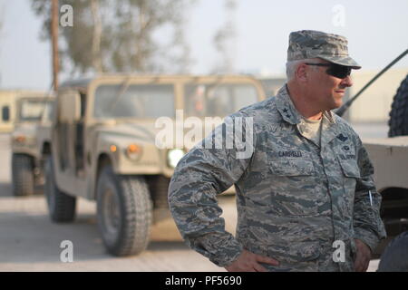 Generalmajor Anthony Carrelli, Pennsylvania Adjutant General, kommt zu den National Training Center, Fort Irwin, Calif 10.08.Truppen der 213 regionalen Support Group, Pennsylvania National Guard zu besuchen. Die 213 RSG zugewiesen ist der 56 Stryker Brigade Combat Team, 28 Infanterie Division während der Ausbildung Rotation am NTC zu unterstützen. (US Army National Guard Foto von Sgt. Claire A. Charles) Stockfoto