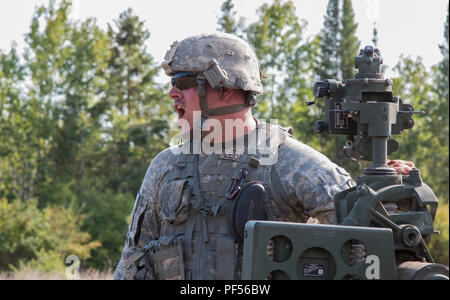 Sgt. Patrick Leonard, Canon crewmember mit Batterie B, 1.BATAILLON, 103 Field Artillery Regiment, Rhode-Island Army National Guard, schreien Anweisungen an seine Mannschaft, wie sie sich vorbereiten, ein Trockenfeuern eines M777 Haubitze im Camp Äsche, Mich., am 10.08.2018, durchzuführen. Der 103 FA ist die Teilnahme an Northern Strike, eine gemeinsame Multinationale kombinierte Waffen live fire Übung mit ungefähr 5.000 Service Mitglieder aus 11 Staaten und sechs Koalition Ländern. (U.S. Army National Guard Foto von Sgt. Tawny Schmit) Stockfoto