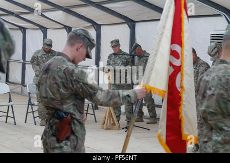 Us-Armee Maj. Jon Pirtle, Kaplan für HHC-201St Region Support Group (RSG), liefert den Segen für die Übertragung der Autorität Zeremonie mit der 139 RSG im Al Asad Air Base, Irak, 10.08.2018. Diese Zeremonie bedeutete der letzte Schritt im Prozess für die HHC-201St RSG Verantwortung und Autorität als Basis Operating Support Integrator in Unterstützung von Combined Joint Task Force - inhärenten Lösen. (U.S. Army National Guard Foto von 1 Lt Leland Weiß) Stockfoto