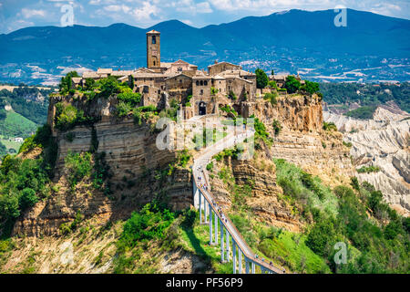 Civita di Bagnoregio ist ein Dorf auf einem Hügel in Mittelitalien. Der Zugang erfolgt über eine Fußgängerbrücke, die als Tor Porta Santa Maria bekannt ist. Stockfoto