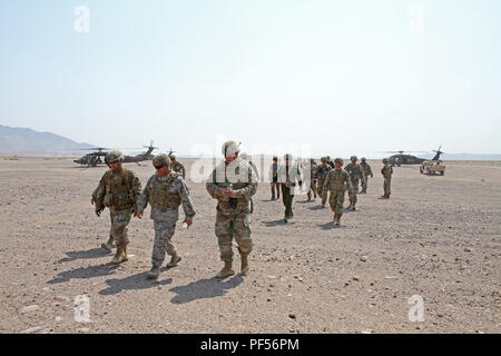 Generalmajor Anthony Carrelli, Pennsylvania Adjutant General und seiner älteren Soldaten advisor Command Sgt. Maj. Harry Buchanan besuchten Mitglieder der beiden der 56 Stryker Brigade Combat Team, 28 Infanterie Division und die 213 regionalen Support Group, sowie andere Pennsylvania Army National Guard Soldaten die Ausbildung auf dem Gebiet während der Rotation an der National Training Center, Fort Irwin, Calif 12.08.11. (U.S. Army National Guard Foto von Sgt. Zane Craig/freigegeben) Stockfoto