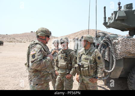 Generalmajor Anthony Carrelli, Pennsylvania Adjutant General und seiner älteren Soldaten advisor Command Sgt. Maj. Harry Buchanan besuchten Mitglieder der beiden der 56 Stryker Brigade Combat Team, 28 Infanterie Division und die 213 regionalen Support Group, sowie andere Pennsylvania Army National Guard Soldaten die Ausbildung auf dem Gebiet während der Rotation an der National Training Center, Fort Irwin, Calif 12.08.11. (U.S. Army National Guard Foto von Sgt. Zane Craig/freigegeben) Stockfoto