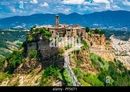 Civita di Bagnoregio ist ein Dorf auf einem Hügel in Mittelitalien. Der Zugang erfolgt über eine Fußgängerbrücke, die als Tor Porta Santa Maria bekannt ist. Stockfoto