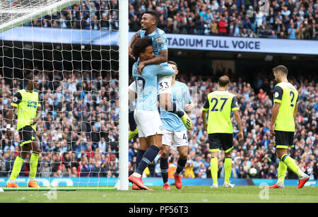 Von Manchester City Leroy Sane (links) und Gabriel Jesus (rechts) feiern nach Huddersfield Town Terence Kongolo Kerben ein Eigentor es 6-1 während der Premier League Match an der Etihad Stadium, Manchester. Stockfoto