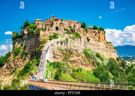 Civita di Bagnoregio ist ein Dorf auf einem Hügel in Mittelitalien. Der Zugang erfolgt über eine Fußgängerbrücke, die als Tor Porta Santa Maria bekannt ist. Stockfoto