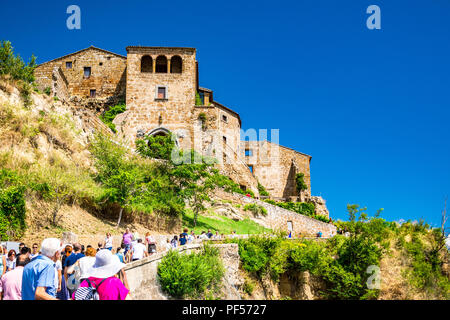 Civita di Bagnoregio ist ein Dorf auf einem Hügel in Mittelitalien. Der Zugang erfolgt über eine Fußgängerbrücke, die als Tor Porta Santa Maria bekannt ist. Stockfoto