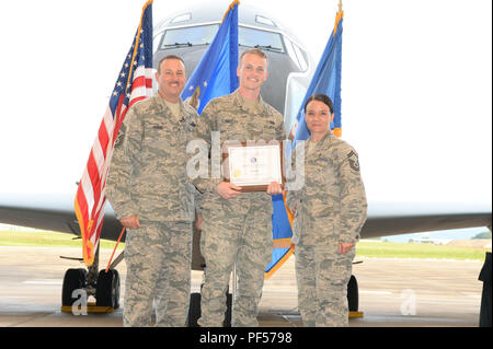 Senior Airman Montana Highley, ab dem 31. Intelligence Squadron, erhält den Distinguished Graduate Award für Flieger-führung Schule Klasse 18-9 von Chief Master Sgt. Mark Harris, Senior Soldaten Führer für die Tennessee Guard, und Senior Master Sgt. Ramey schürt, interim Kommandant der Paul H. Lankford Soldaten PME-Center, hier, Aug 9, 2018 an der I.G. Braun Training und Education Center in Louisville, Tenn der Distinguished graduate Award wird an den oberen 10 Prozent der Klasse vorgestellt. (U.S. Air National Guard Foto von Master Sgt. Jerry D. Harlan) Stockfoto