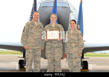 Senior Airman Jasmin Robichaud, von der 132 Luftbetankung Flügel, erhält den Distinguished Graduate Award für Flieger-führung Schule Klasse 18-9 von Chief Master Sgt. Mark Harris, Senior Soldaten Führer für die Tennessee Guard, und Senior Master Sgt. Ramey schürt, interim Kommandant der Paul H. Lankford Soldaten PME-Center, hier, Aug 9, 2018 an der I.G. Braun Training und Education Center in Louisville, Tenn der Distinguished graduate Award wird an den oberen 10 Prozent der Klasse vorgestellt. (U.S. Air National Guard Foto von Master Sgt. Jerry D. Harlan) Stockfoto