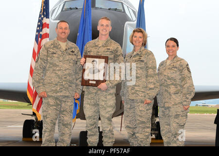 Senior Airman Montana Highley, ab dem 31. Intelligence Squadron, erhält die Auszeichnung für John L. Levitow Flieger-führung Schule Klasse 18-9 von Oberst Kerry Schön, Kommandant der I.G. Braun Training und Education Center, Chief Master Sgt. Mark Harris, Senior Soldaten Führer für die Tennessee Gaurd und Senior Master Sgt. Ramey schürt, interim Comandant der Paul H. Lankford Soldaten PME-Center, hier, 9. August 2018 an die TEC in Louisville, Tenn (U.S. Air Force Foto von Master Sgt. Jerry D. Harlan) Stockfoto