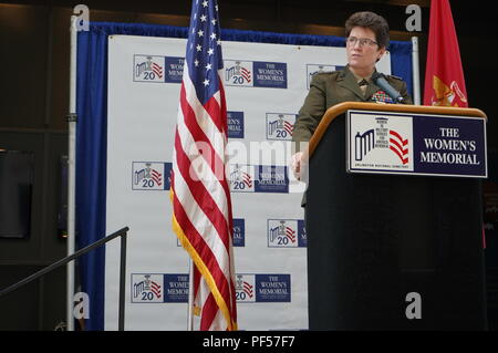 Loretta E. Reynolds ist ein Generalleutnant des United States Marine Corps und diente als Deputy Commandant for Information. Am 12. August 2018 hielt sie bei der Eröffnung der Ausstellung „Women Marines – Stolz dienen 1918–2018“ im Women in Military Service for America Memorial in Arlington, Virginia. Das Archivbild dokumentiert die hundertjährige Ausstellung. Stockfoto