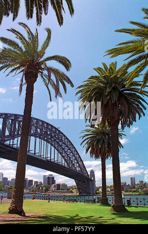 Die Sydney Harbour Bridge aus Hickson Road finden, The Rocks, Sydney, NSW, Australien Stockfoto