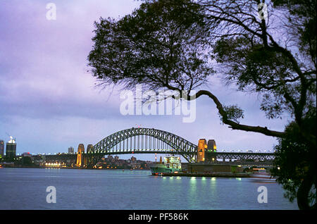 Die Sydney Harbour Bridge in der Dämmerung von Illoura finden, Balmain Osten, Sydney, NSW, Australien Stockfoto