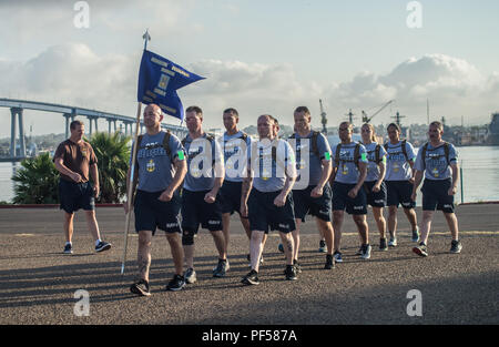 180813-N-NT 795-863 Coronado, Calif., (13. August 2018) Chief Master-at-Arms Douglas Dawson von Coastal Riverine Group (CRG) (1), führt die grundlegende Bildung Bohrer zu Chief Petty Officer (CPO) selectees bei CPO Einleitung onboard Naval Amphibious Base Coronado zugeordnet. CPO Initiation ist eine professionelle Aus- und Weiterbildung Umwelt, die beginnt, wenn die Ansage freigegeben wird, und Zeit-Tradition auf der Team-/Personen als Führer von Integrität, Verantwortlichkeit, Initiative und Zähigkeit konzentrierte sich geehrt. (U.S. Marine Foto von Chief's Bootsmann Mate Nelson Doromal Jr/Freigegeben) Stockfoto