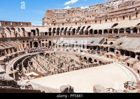 Innenraum der Flavischen Amphitheater, aka Kolosseum, iconic Symbol des kaiserlichen Rom Stockfoto