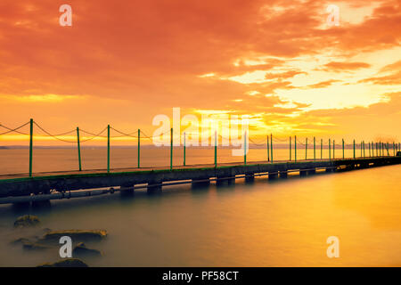 Sonnenuntergang über den Plattensee, Ungarn, Europa. Hölzerne Seebrücke in der Stadt Siofok. Stockfoto